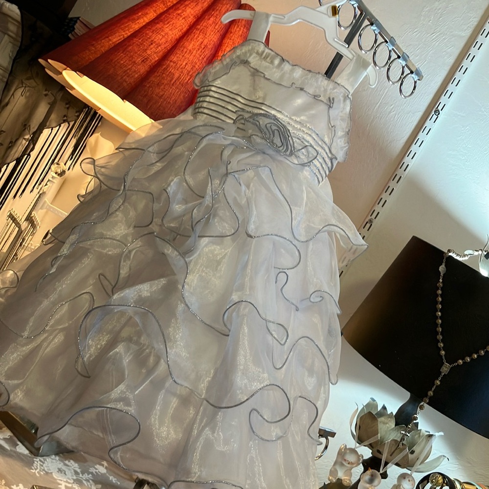 Beautiful little girls dress size 3, worn once,